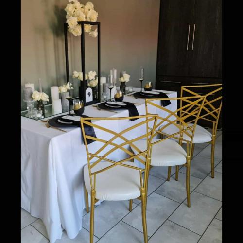 Black- -Gold-Styled-Shoot