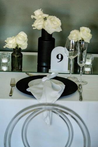 Black- -White-Styled-Shoot